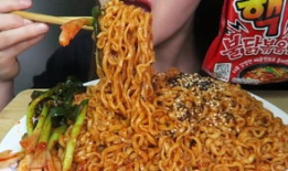 吃火鸡面视频,揭秘吃火鸡面背后的疯狂魅力